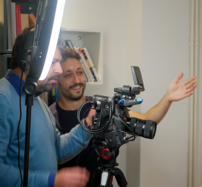 Photo de l'équipe de production audiovisuelle e-learning sur un tournage