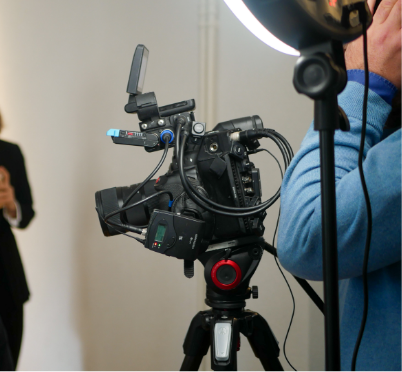 L'équipe de tournage réalise une production audiovisuelle e-learning vidéo dans les locaux d'eSkills.